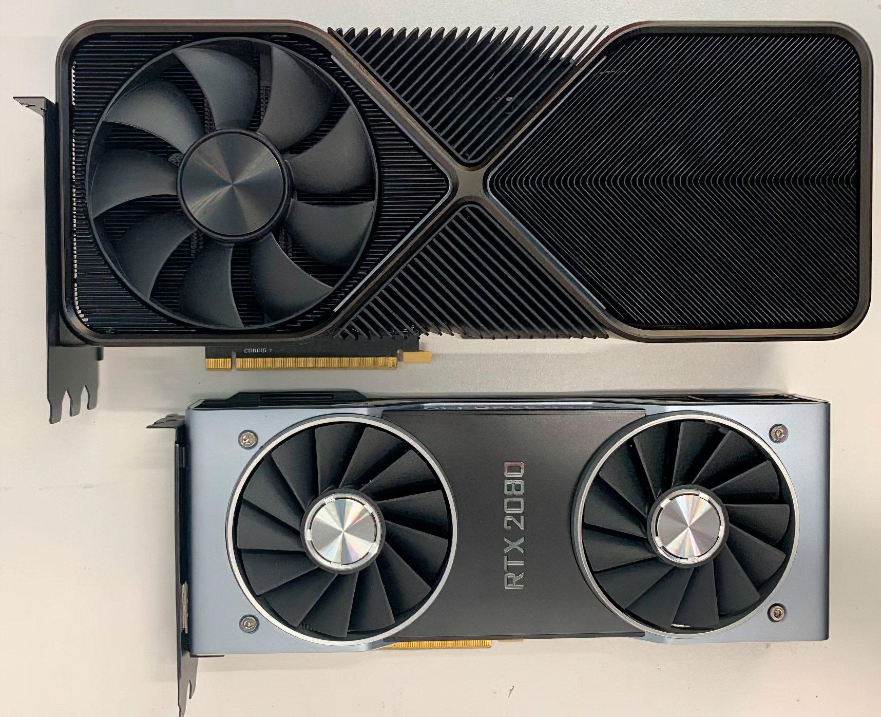 La GeForce RTX 3090 en photo à côté d'une 2080... qui paraît toute petite