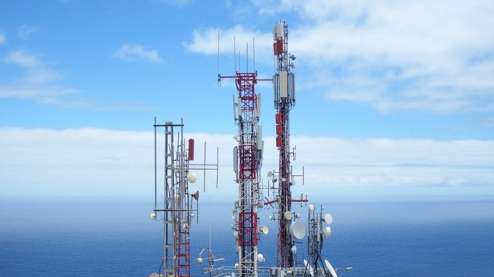 5G : déjà 3 000 antennes installées en Suisse, mais des moratoires qui se multiplient