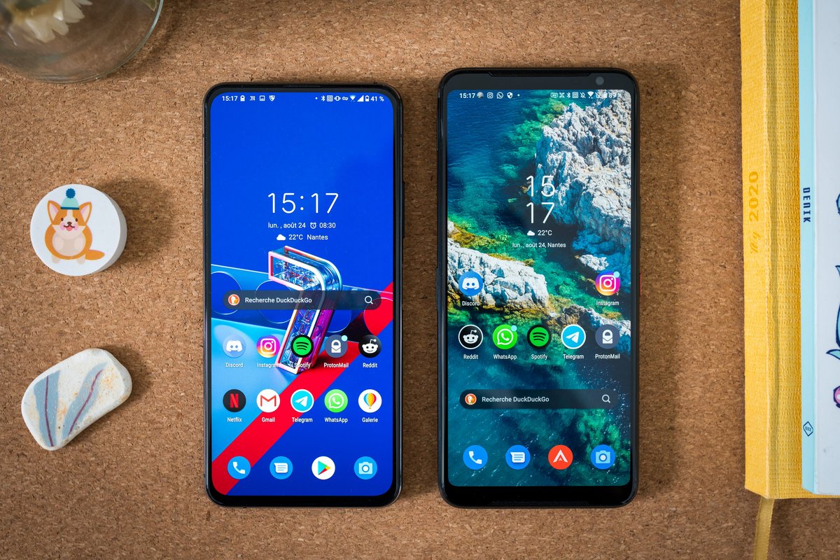 Le ZenFone 7 Pro (à gauche), le ROG Phone 3 (à droite) © Pierre Crochart pour Clubic