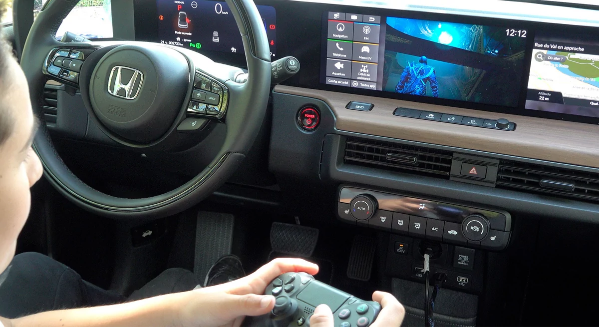 Honda e Advance 17 pouces et PS4 Pro © David Nogueira