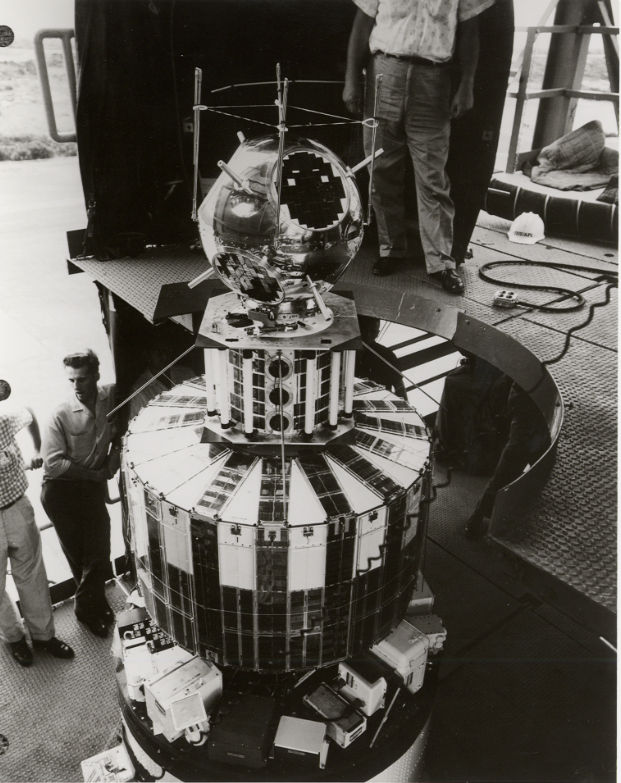 Superposition de Transit 4A avec les satellites Greb-3 (en haut) et Injun (milieu) avant leur décollage. Crédits John Hopkins University, Applied Physics Laboratory