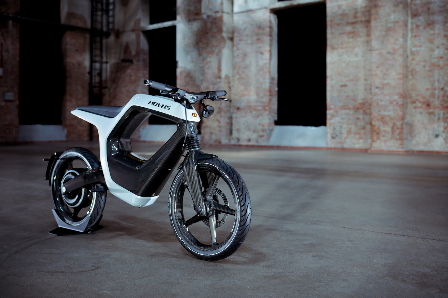 L'allemand NOVUS montre l'avancée de sa moto électrique futuriste tout en fibre de carbone