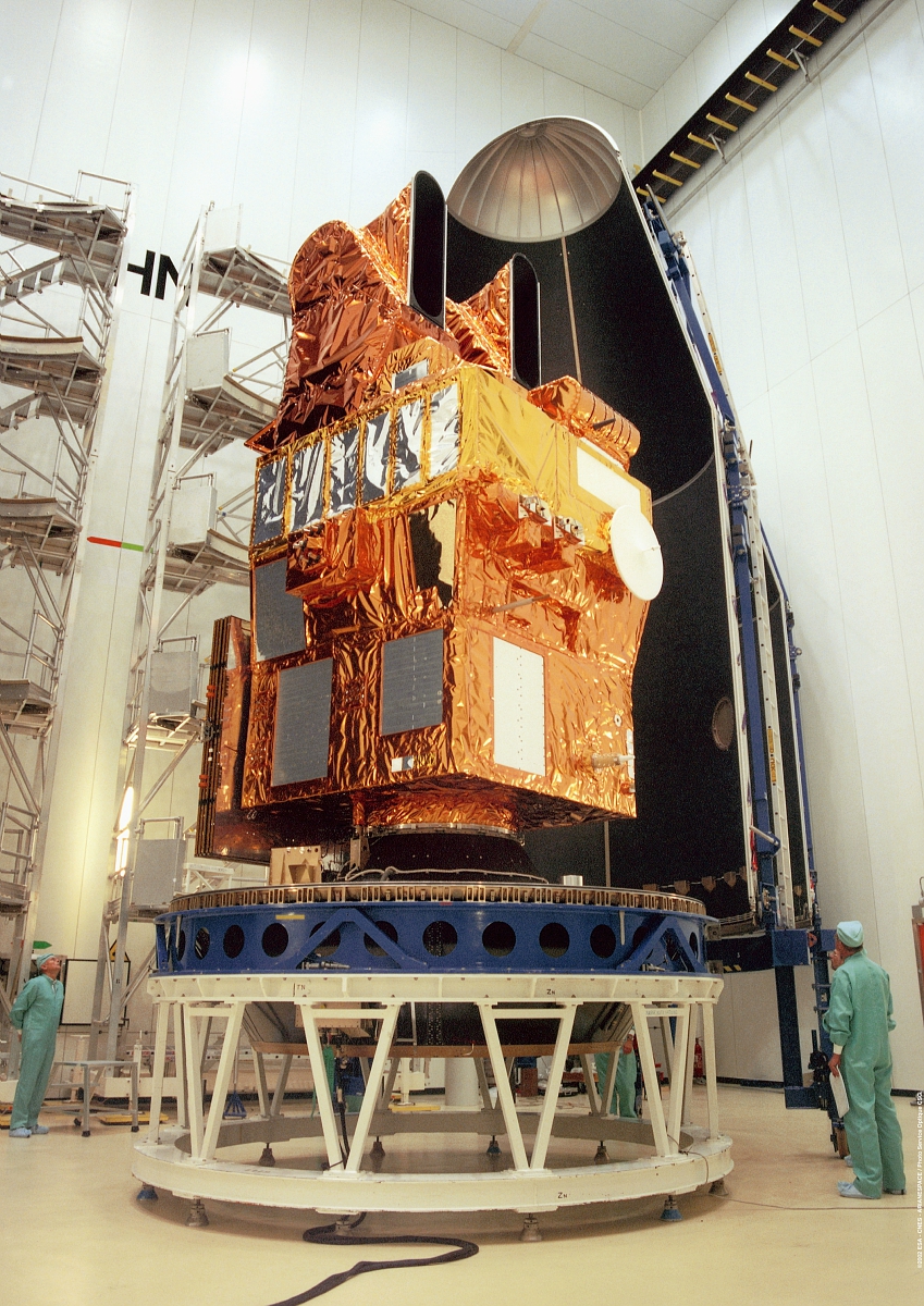 Le satellite SPOT-5 à la mise sous coiffe. Crédits CNES/ESA/Arianespace/CSG Service Optique, 2002