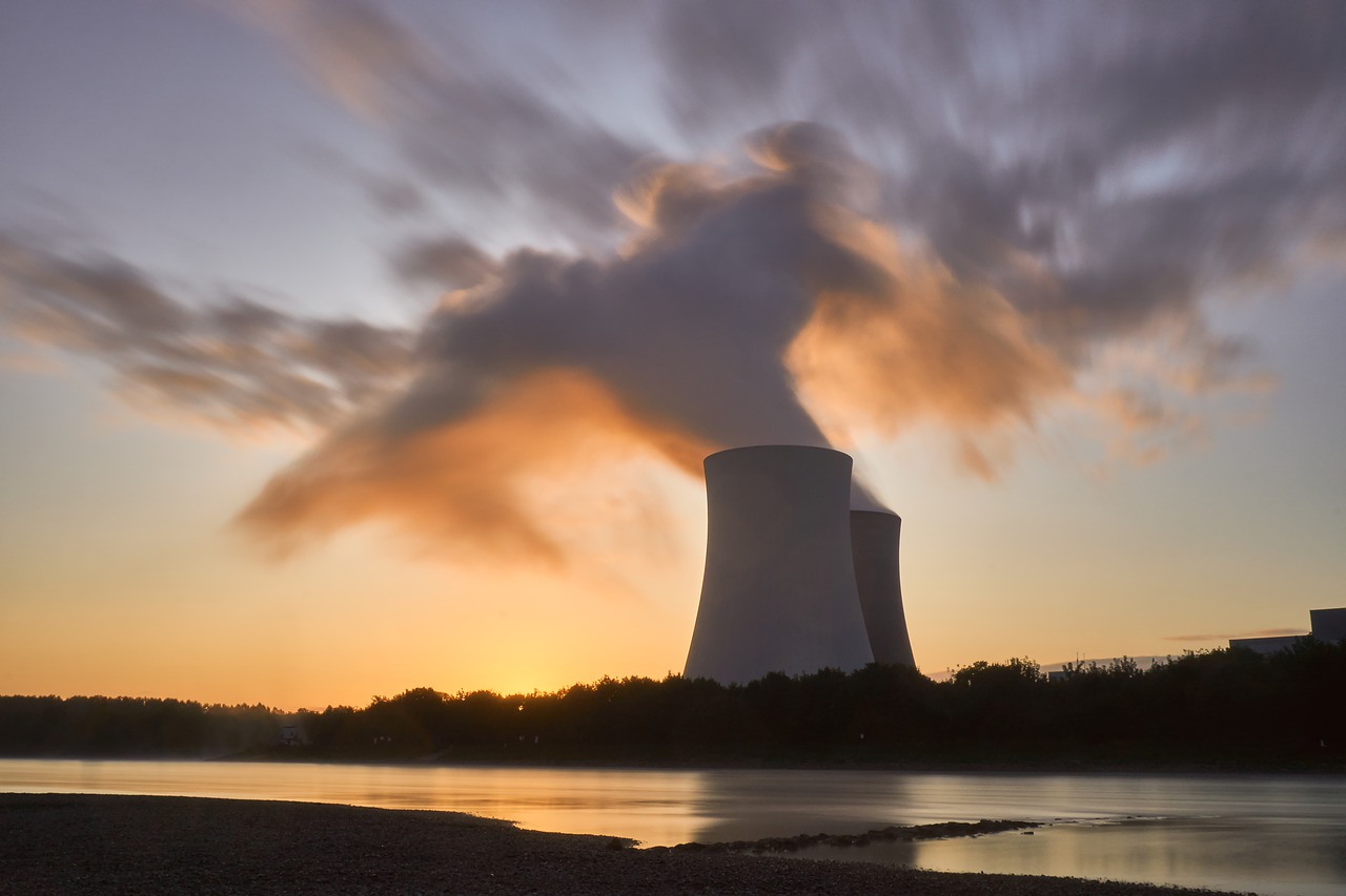 L'énergie nucléaire continue de perdre du terrain face au solaire et à l'éolien