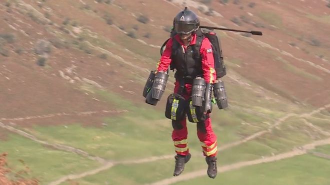 Au Royaume-Uni, des secouristes testent l'utilisation de jet pack pour les régions difficiles d'accès