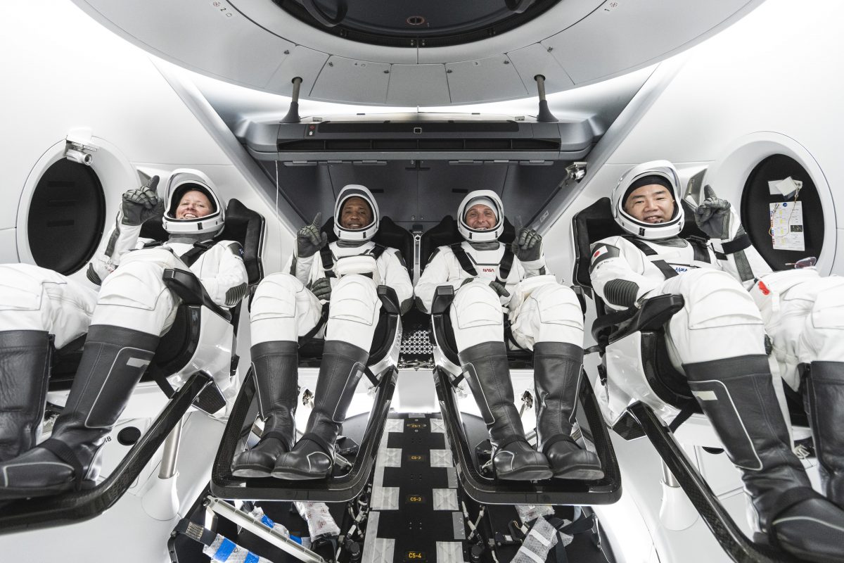 L&#039;équipage de Crew-1 à l&#039;intérieur de la capsule, ce qui est la configuration standard lors des vols de Crew Dragon. Crédits SpaceX