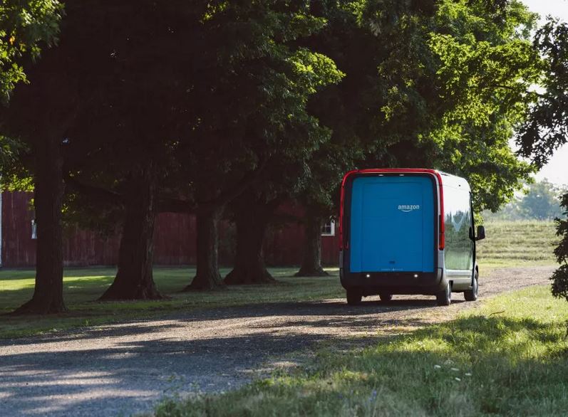 Amazon dévoile son nouveau camion de livraison électrique construit par Rivian