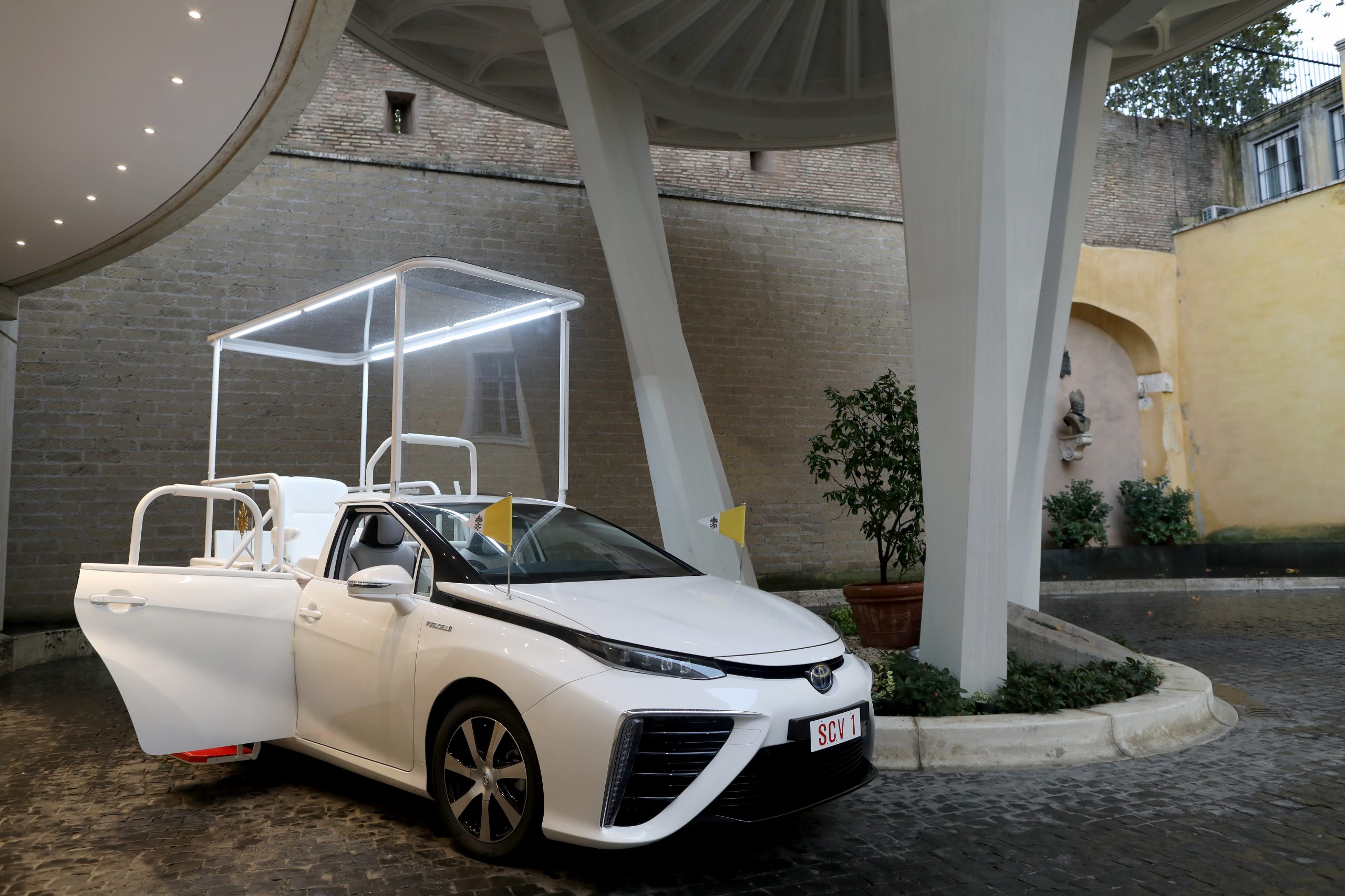 Le Pape a reçu une Toyota Mirai, sa première voiture à hydrogène