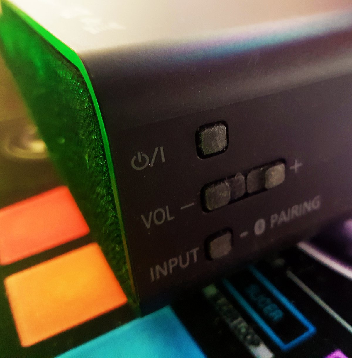 Les rares boutons sur le côté droit (le vert provient du rétroélcairage RGB du clavier)