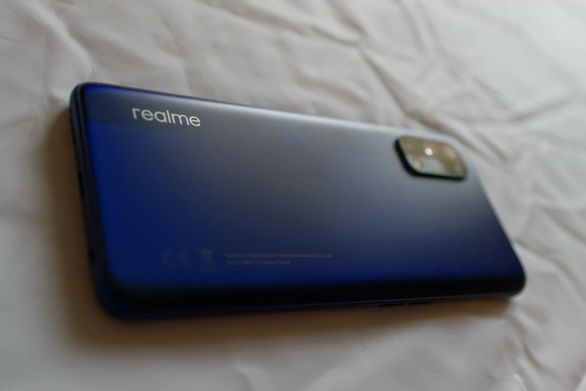 realme 7 Pro - dos perspective bas © Clubic - Marc Mitrani