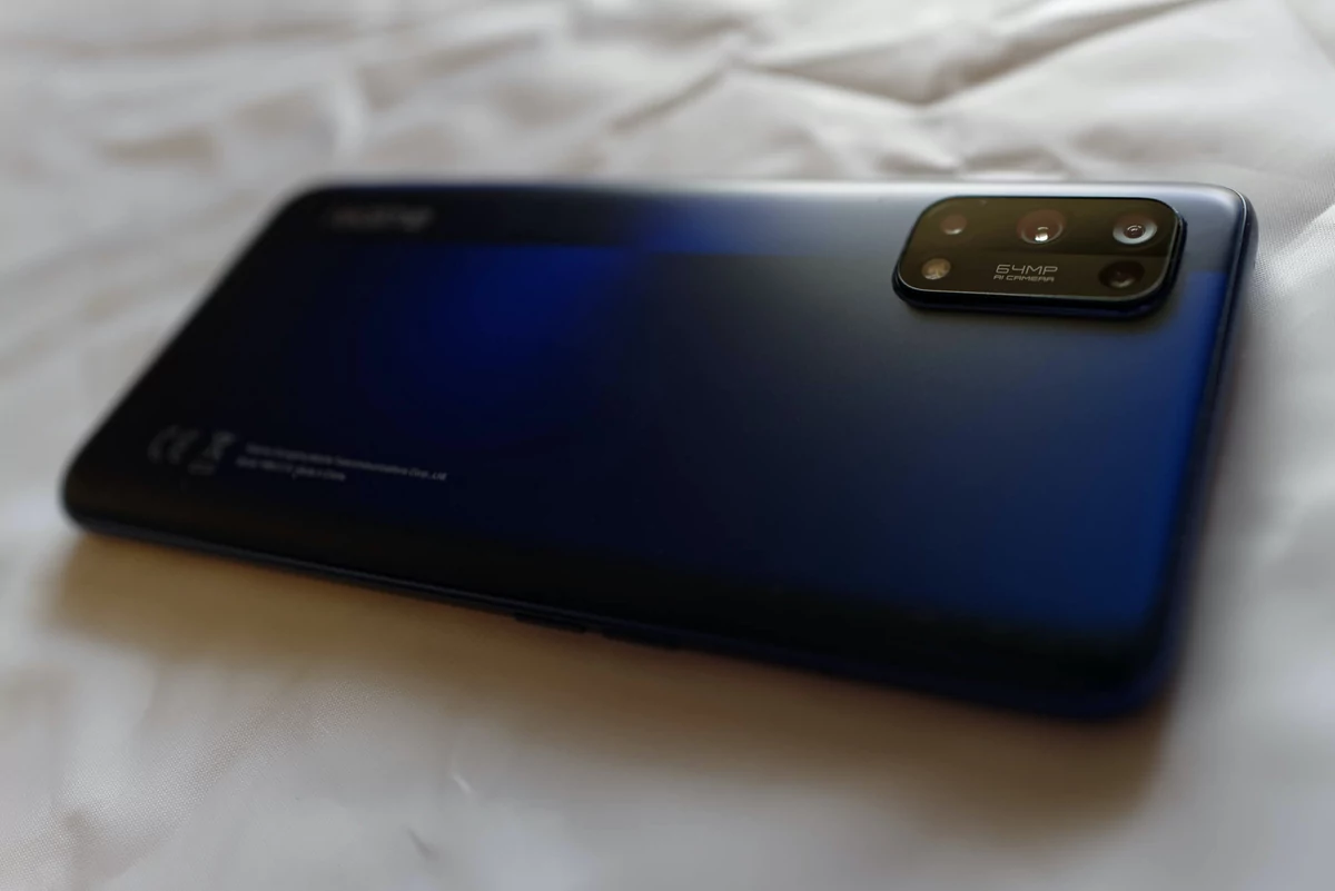 realme 7 Pro - dos perspective haut © Clubic - Marc Mitrani