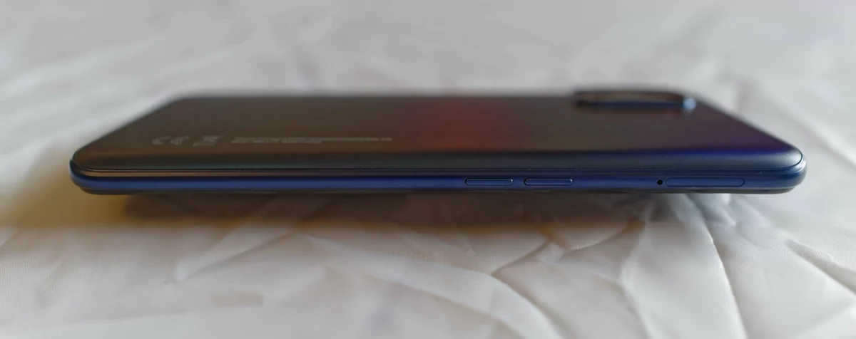 realme 7 Pro - latéral gauche © Clubic - Marc Mitrani