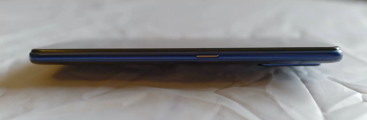 realme 7 Pro - latéral droit © Clubic - Marc Mitrani