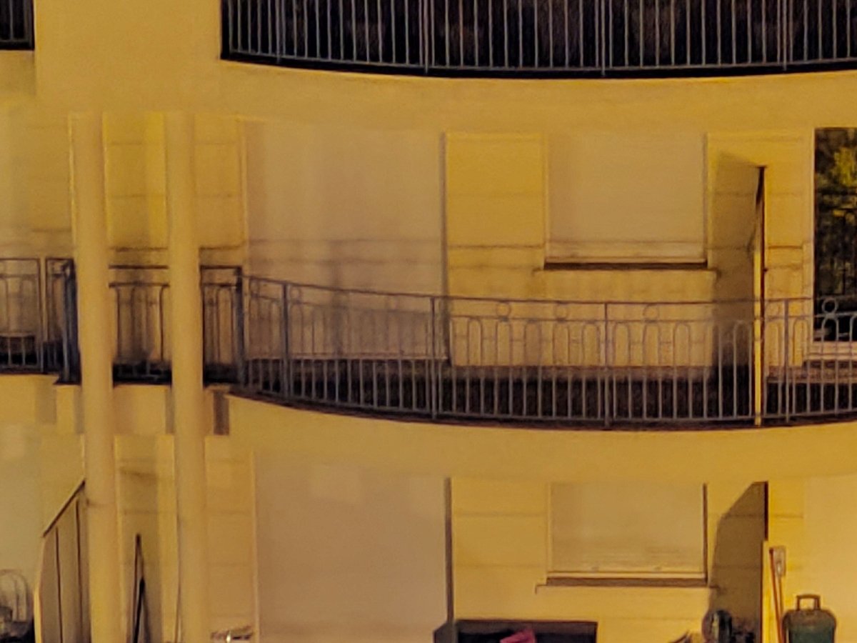 Zoom numérique 5x nocturne : les barreaux du balcon ont du mal à exister