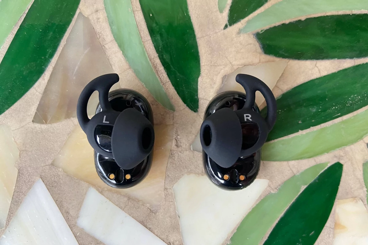 Bose QC Earbuds - gros plan ecouteurs 2 © Clubic - MM