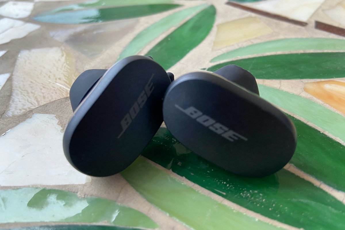 Bose QC Earbuds - gros plan ecouteurs 3 © Clubic - MM