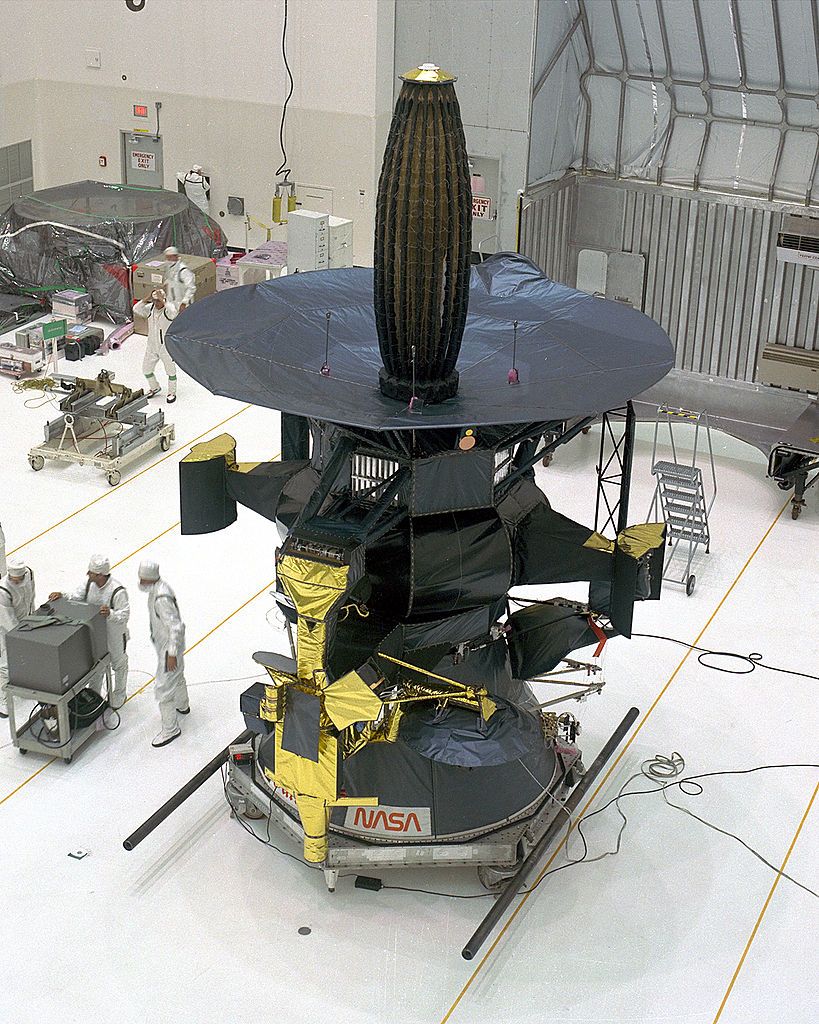 La sonde en préparation. Notez l&#039;antenne grand gain en haut en position repliée. Crédits NASA