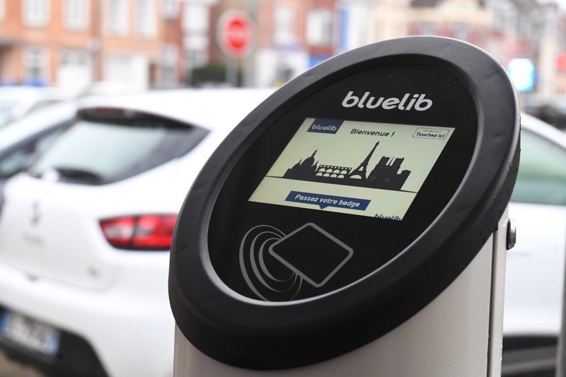 Bornes de recharge : agacée du retard du projet, Lille ne déploiera pas les BlueLib de Bolloré