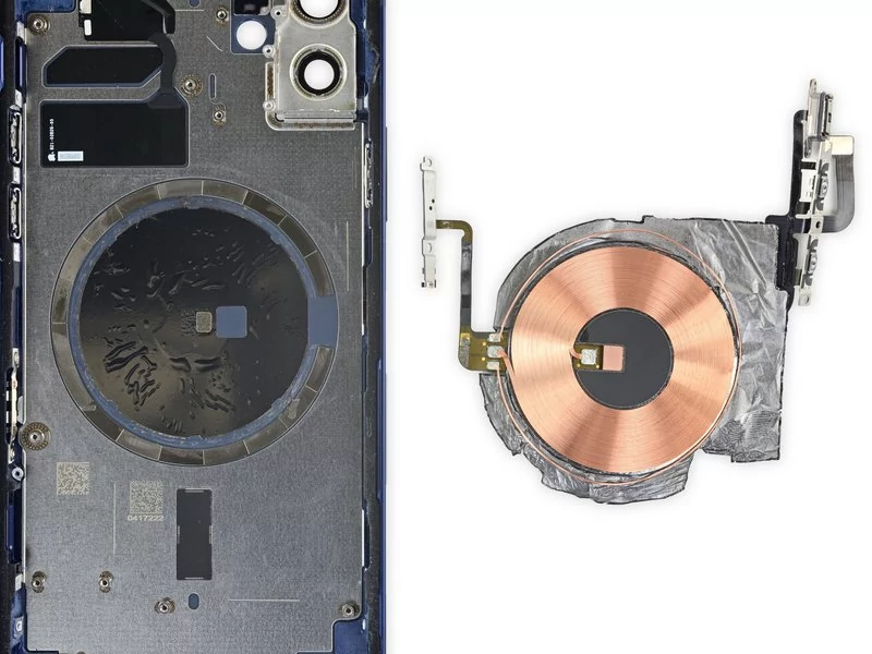 iPhone 12 © iFixit
