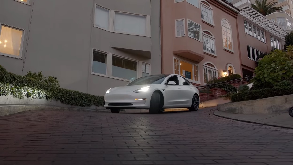 La Tesla Model 3 autonome est hésitante dans Lombard Street à San Francisco