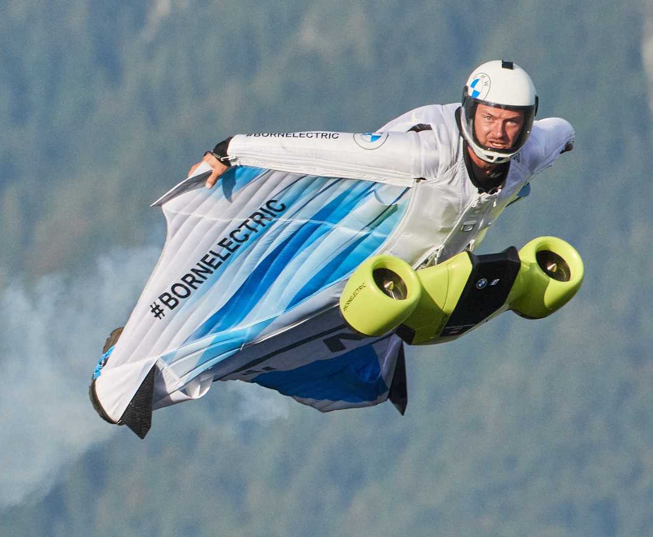 Quand BMW électrifie une wingsuit, le résultat fait planer