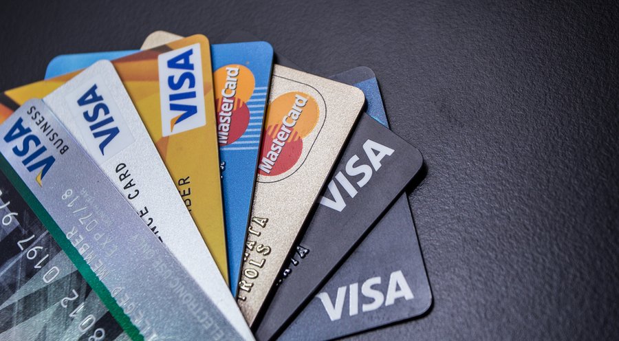 Carte bancaire gratuite : quelles banques en ligne proposent des Visa