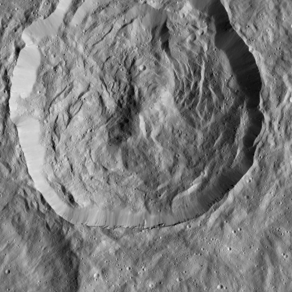 Ce cratère sur Ceres a provoque un effondrement sous la surface, ce qui créé ces lignes de niveau. Crédits NASA/JPL-Caltech