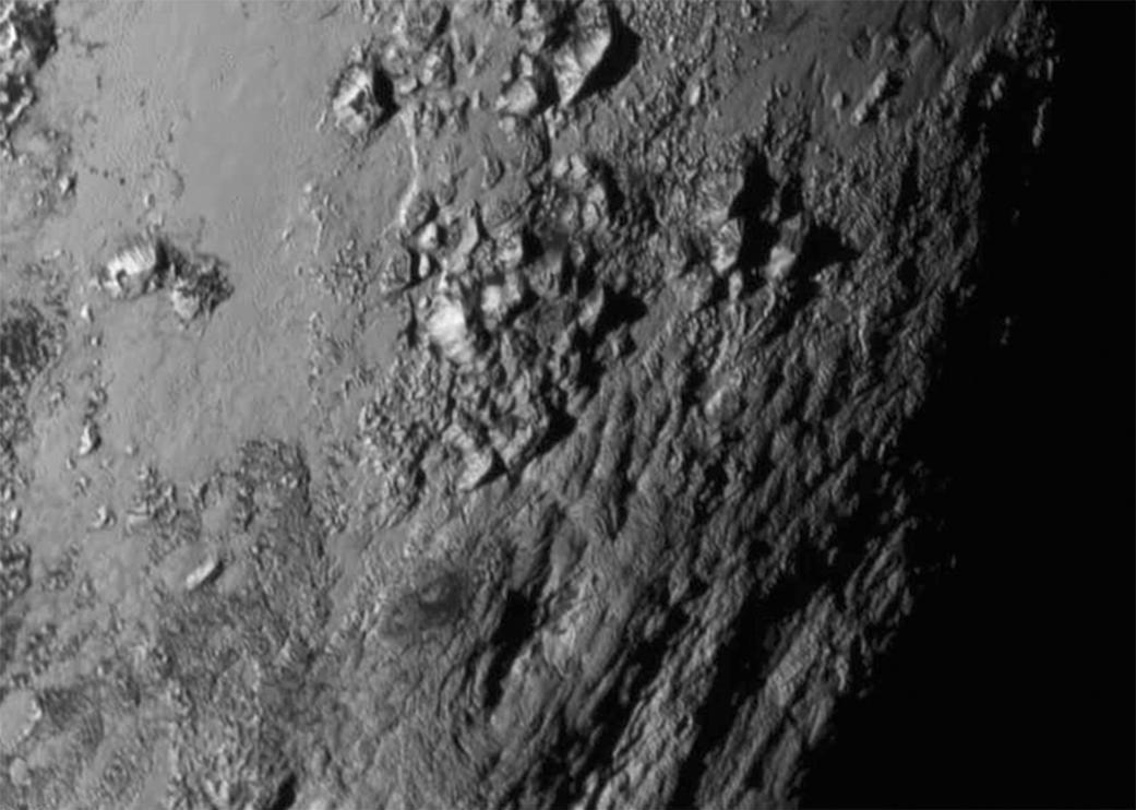 Des montagnes sur Pluton. Crédits NASA/JHUAPL