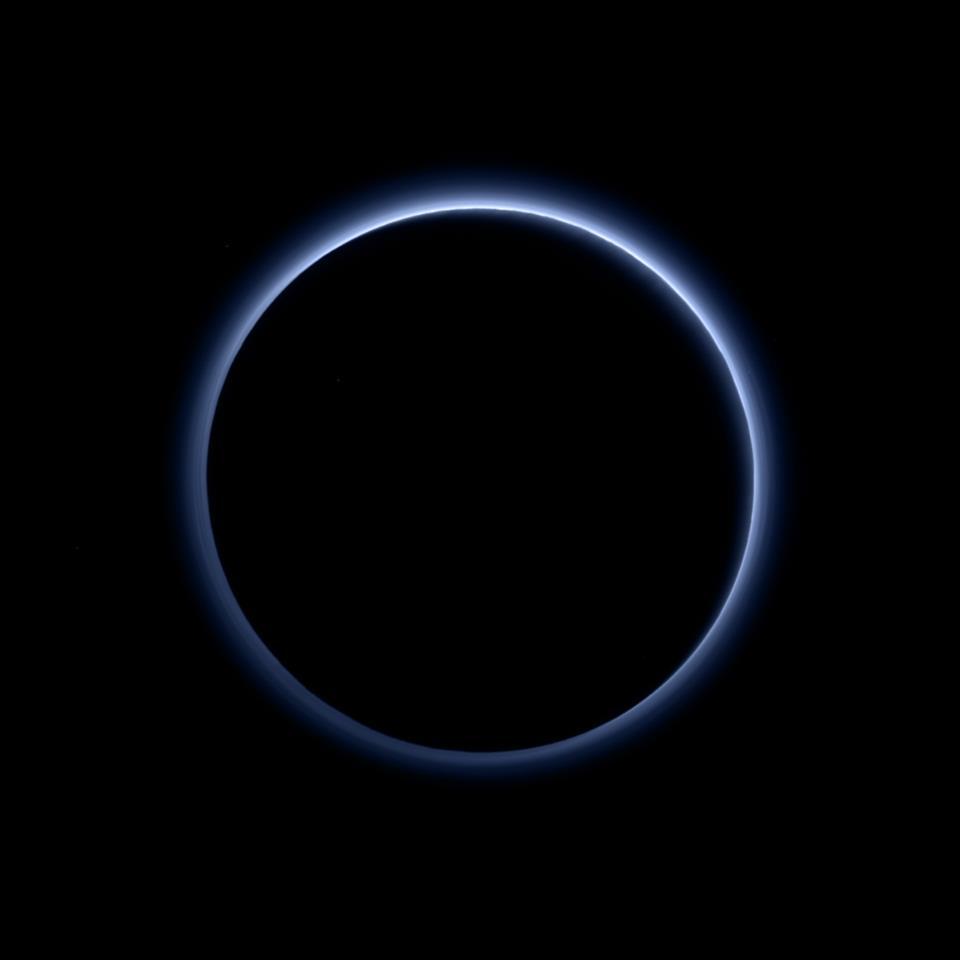 Pluton à contre-jour. La diffusion de la lumière permet d&#039;étudier indirectement les propriétés de la très fine atmosphère de la planète naine. Crédits NASA/JHUAPL