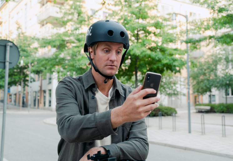 Déployé à Bordeaux et à Marseille, Blabla Ride récompense le port du casque en trottinette