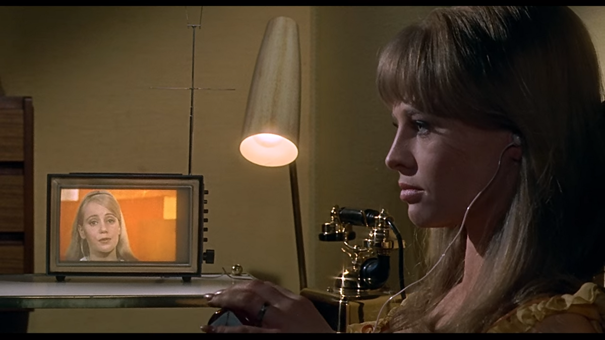 Mildred et ses écouteurs dans l&#039;adaptation de Fahrenheit 451 par François Truffaut (1966)