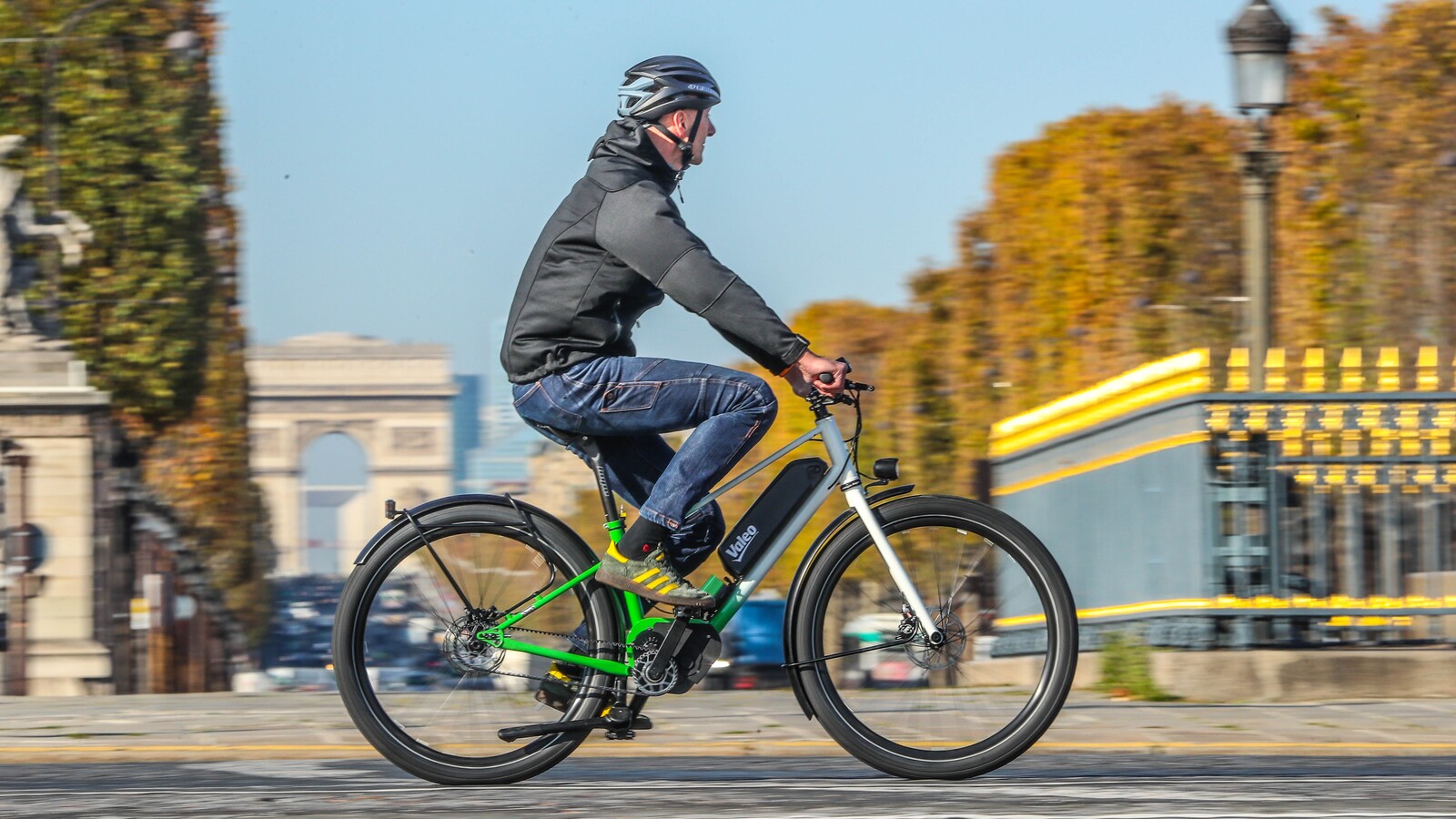 Inutile de vous encombrer : cette pompe à vélo électrique tient dans votre  poche