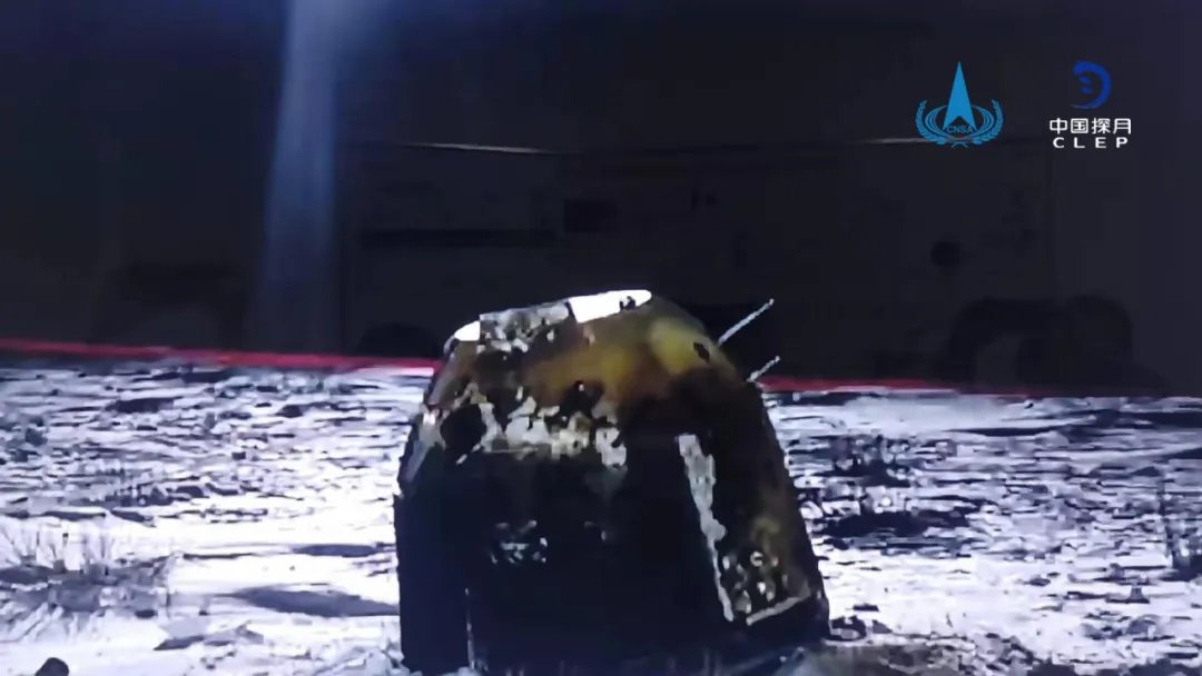 Premières images de la capsule de retour d'échantillons de la mission sur le sol chinois. Crédits CNSA/CLEP