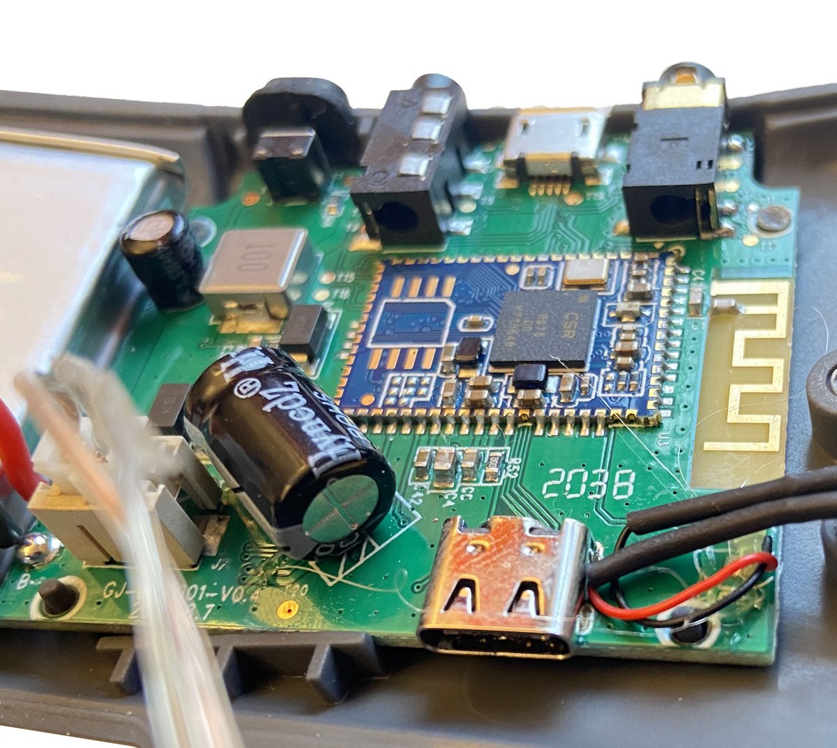 Photo du PCB : La puce Qualcomm APTX au milieu et le  port USB-C non exploité sur le BassMe+