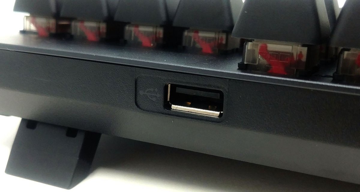 Toujours pratique, le port USB pass-through © Nerces pour Clubic