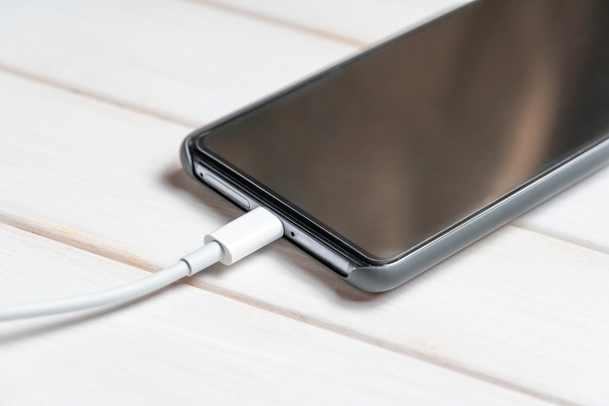 chargeur smartphone © Shutterstock