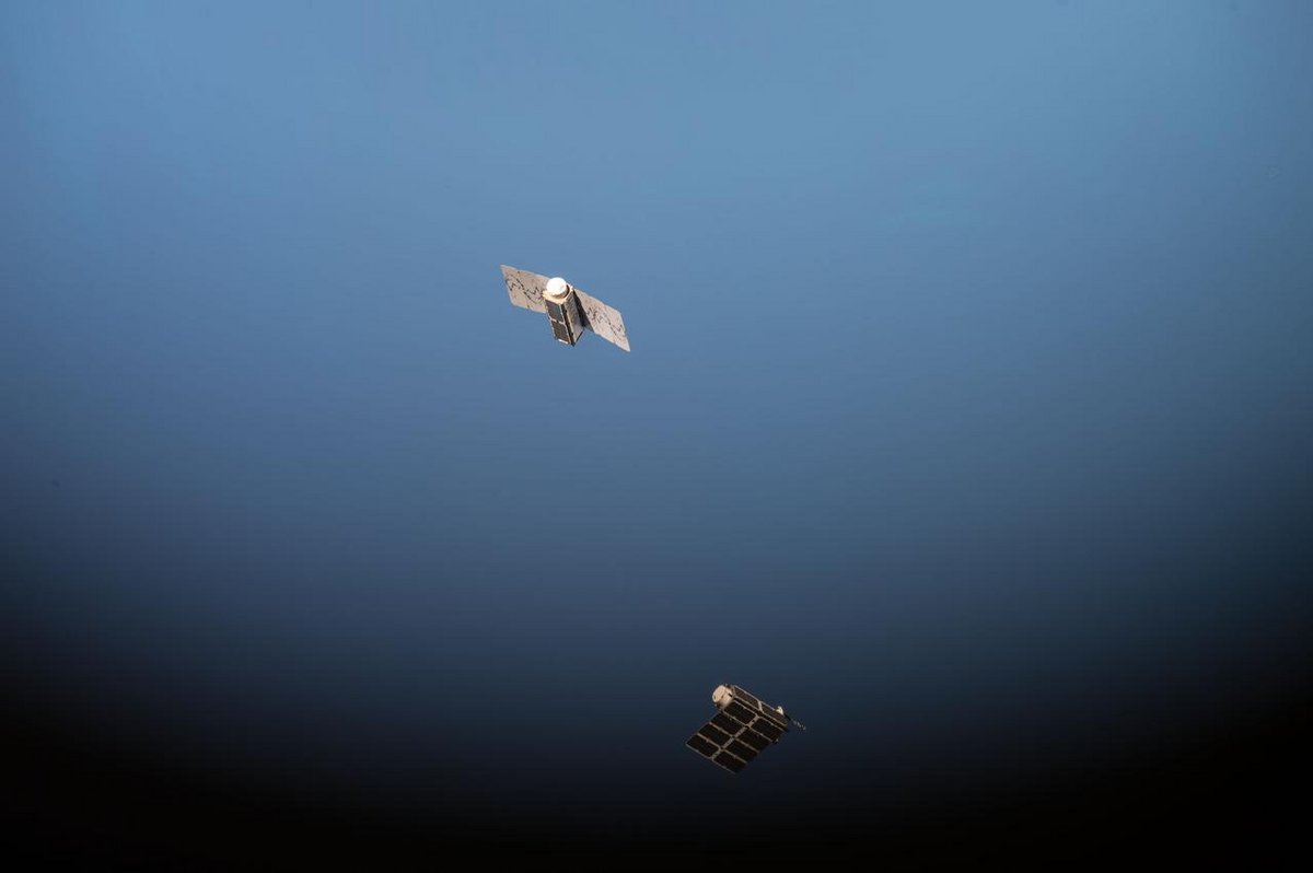 Deux CubeSats étendent leurs panneaux juste après éjection. Crédits NASA