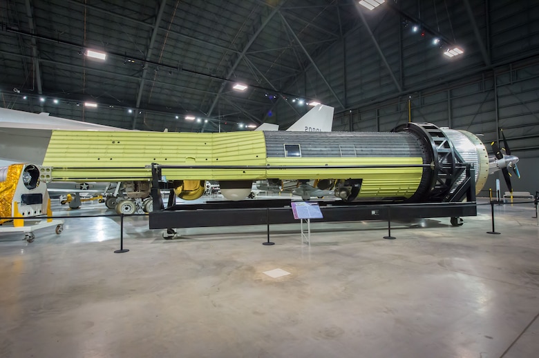 Un satellite espion américain KH-9 en exposition au Musée de l&#039;Air Force. Ce dernier renvoyait encore une capsule avec des films argentiques. Crédits USAF/Jim Copes