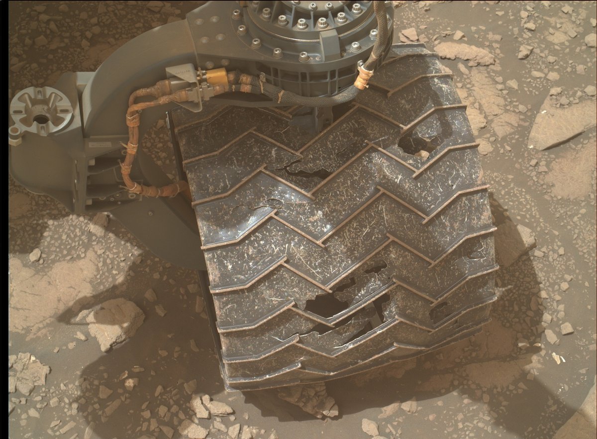 Ce n&#039;est pas très beau, mais Curiosity peut encore rouler sans inquiétude malgré les trous. Crédits NASA/JPL-Caltech