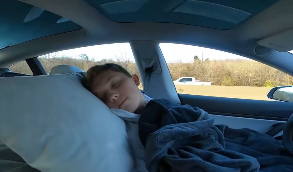 Dormir en Tesla et, poster la vidéo sur TikTok : l'idée 