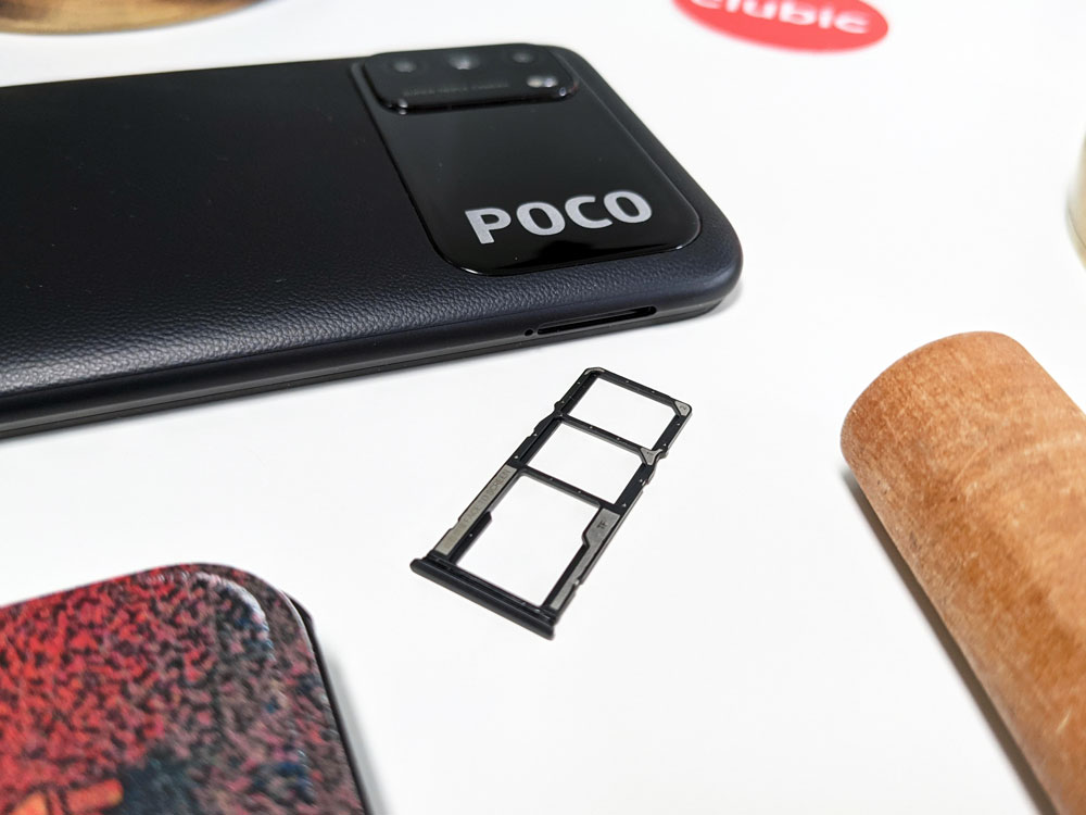 Pénurie de mémoire : abandonné de quasiment tous les constructeurs de smartphone, ce port pourrait faire un retour inespéré