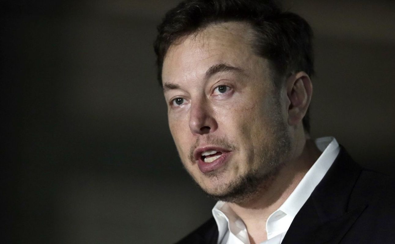 Tesla : Elon Musk pense à produire un van électrique à panneaux solaires
