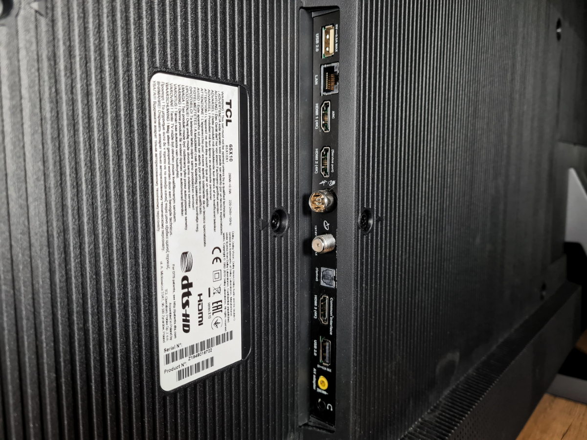 Il faut se contenter de seulement 3 ports HDMI avec le X10 © Matthieu Legouge pour Clubic