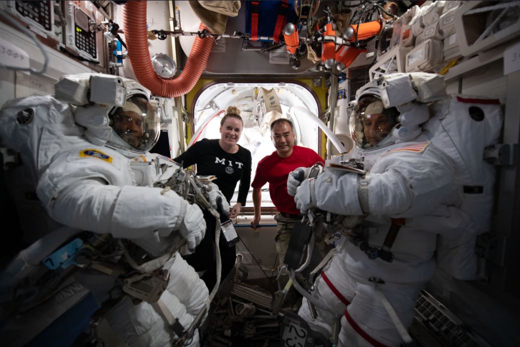 Victor Glover et Mike Hopkins dans leurs scaphandres, attendent l&#039;autorisation de sortie. Kate Rubins et Soichi Noguchi sont là pour les aider © NASA