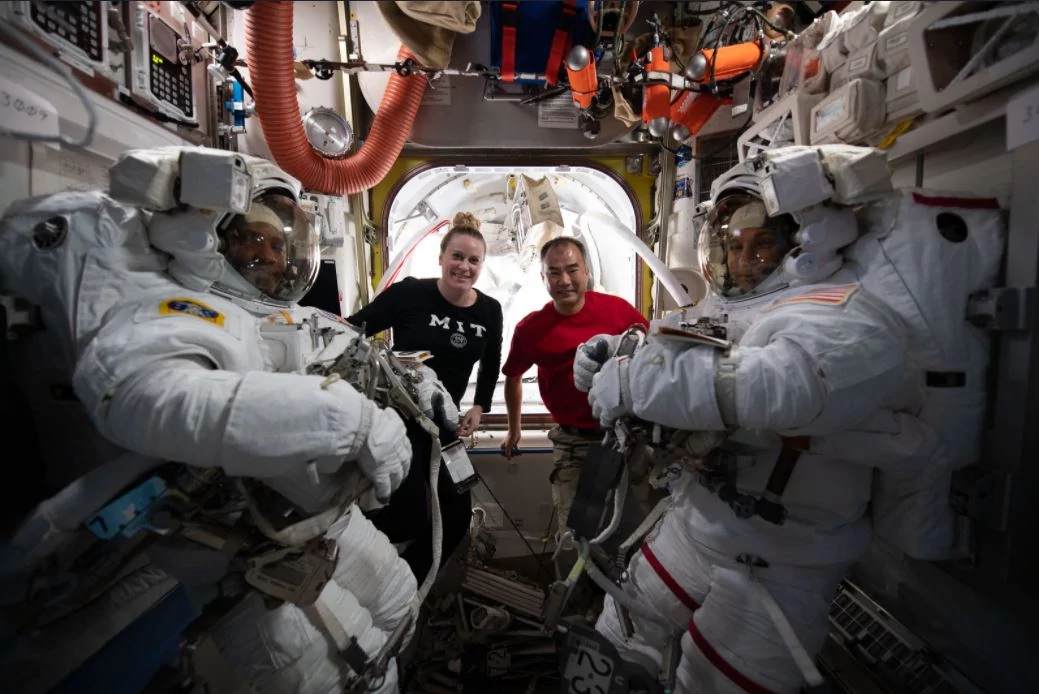 Astronautes préparation EVA sas 1 © NASA