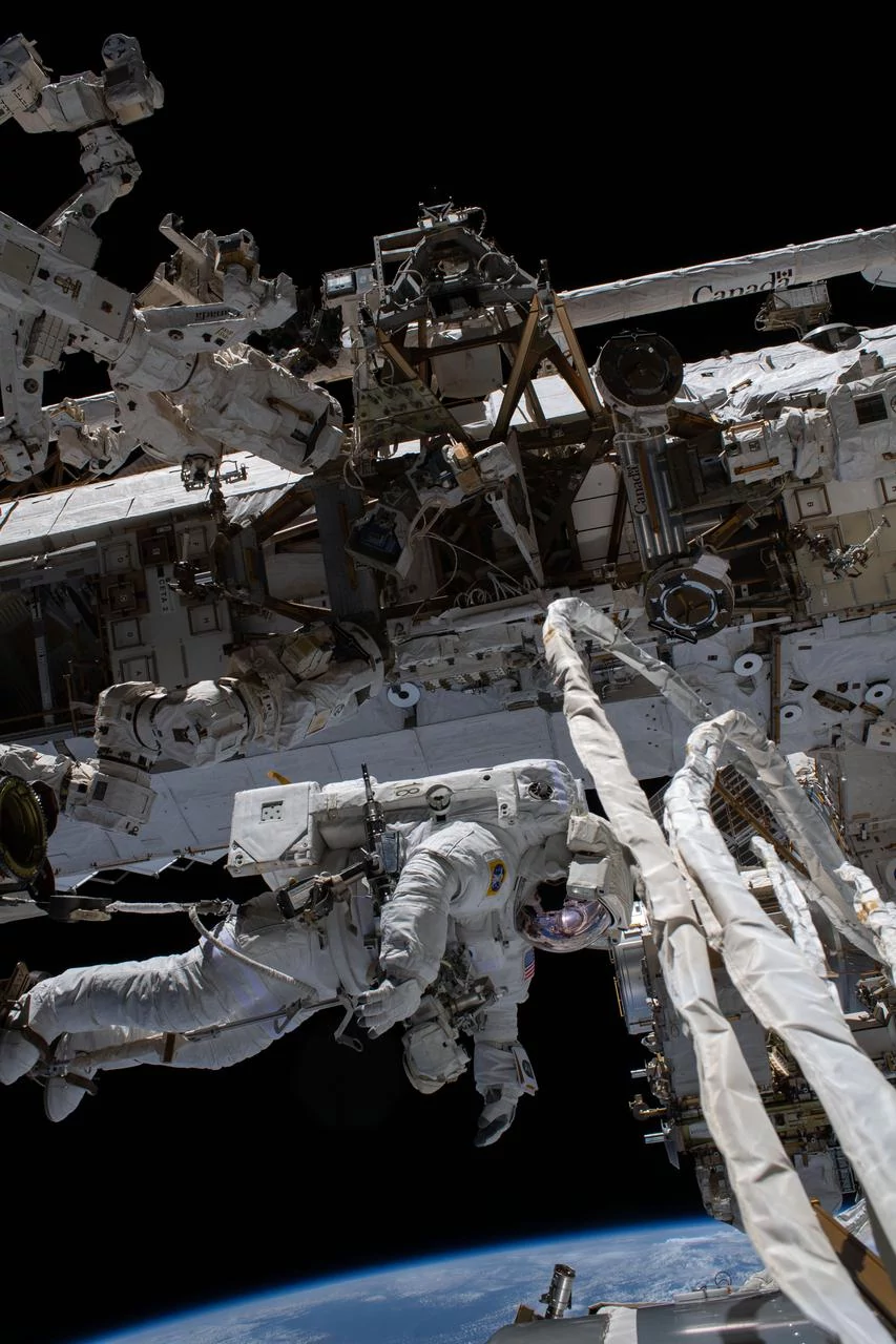 EVA ISS Scaphandre travail © NASA