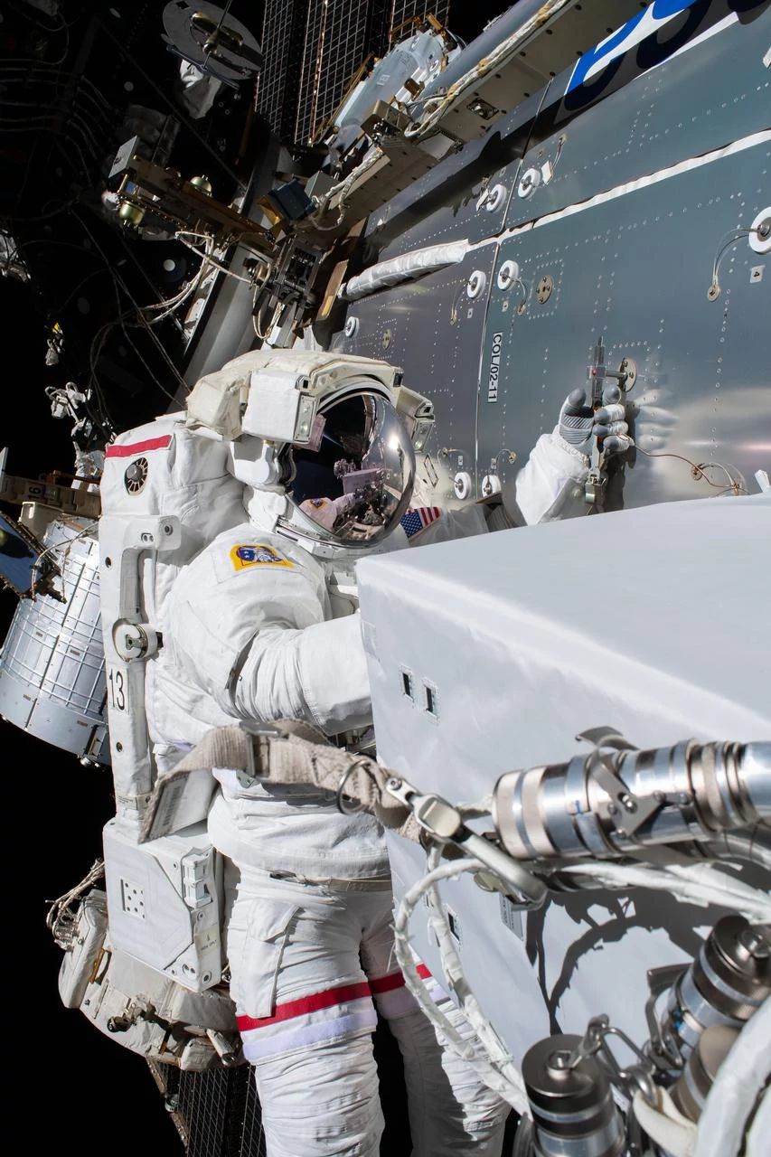 EVA ISS Scaphandre travail 2 © NASA