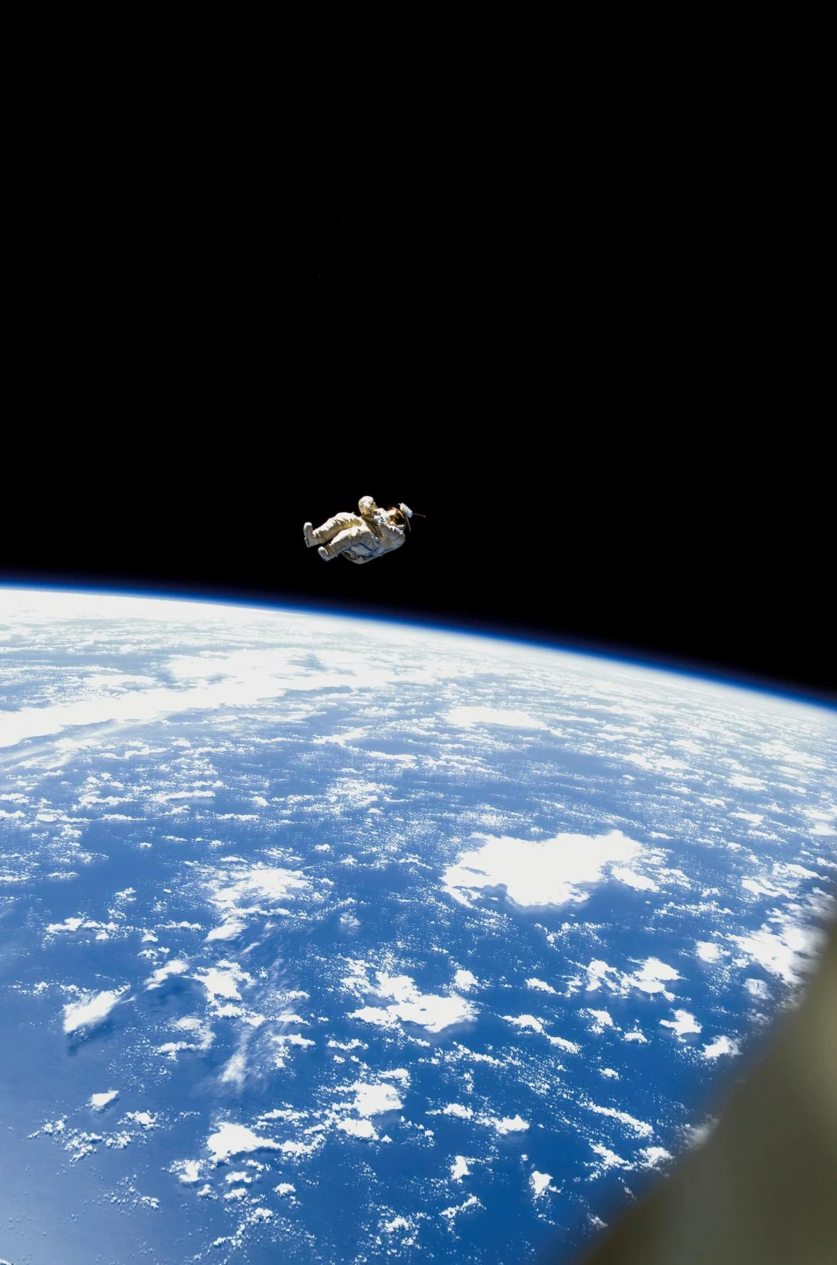 Orlan ISS EVA satellite largage © NASA