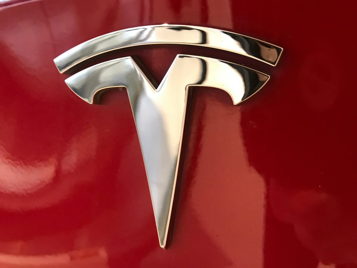 Tesla © Jeff Bukowski / Shutterstock.com
