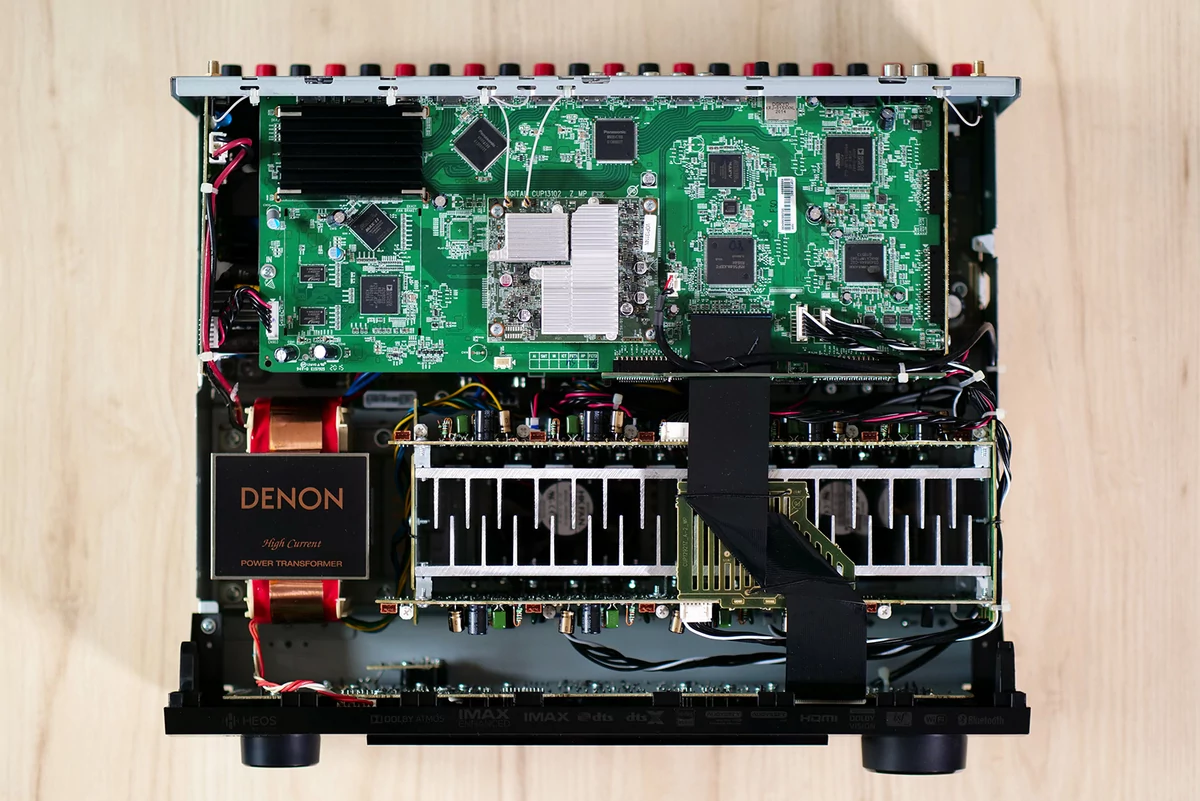 Denon AVC-X3700H intérieur